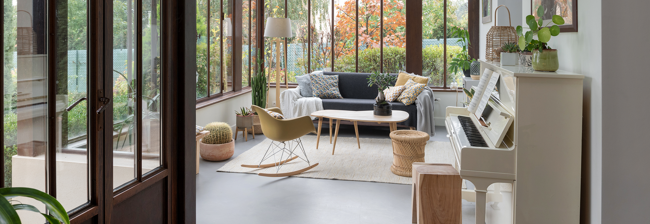 Publication dans le magazine MacKenzie Home. La réalisation de Skéa Designer "Acier patiné" est mis à l'honneur. Ici une photo d'un salon sous une verrière.